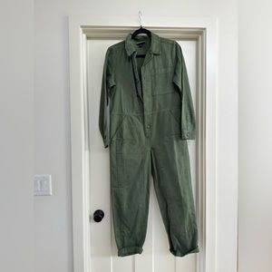 Universal thread boiler suit. Army green. Never been worn.